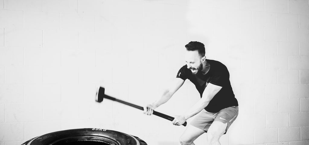 Ejercicios funcionales en tu entreno: Tire smash o golpear el neumático