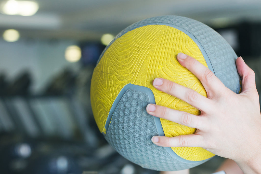Ejercicios funcionales en tu entreno: Wall Ball Shot o lanzamiento de balón