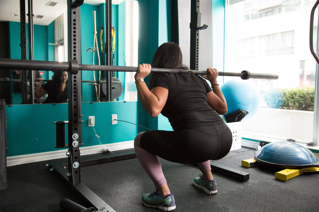 Ejercicios básicos que no deben faltar en tu rutina: Squats o Sentadillas
